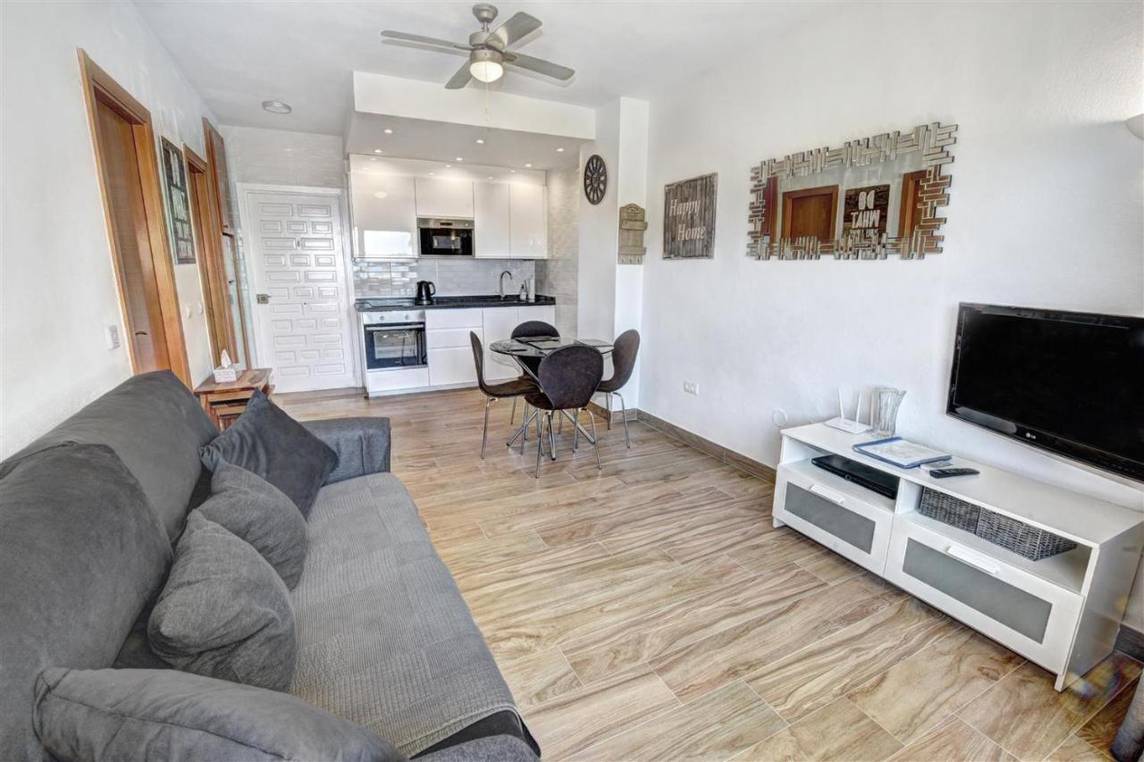 Benal Beach, Luxury Sea & Mountain View Beachside 1 Bedroom Apartment *